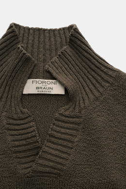 Nahaufnahme des Fioroni V-Neck Pullover oliv aus reiner Baumwolle mit halbem Stehkragen, V-Neck, Rippstrick und mittelfeinem Strickbild.