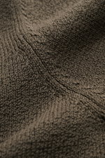 Nahaufnahme des Fioroni V-Neck Pullover oliv, weich gestrickt aus reiner Baumwolle mit mittelfeinem Strickbild, Stehkragen und V-Neck.