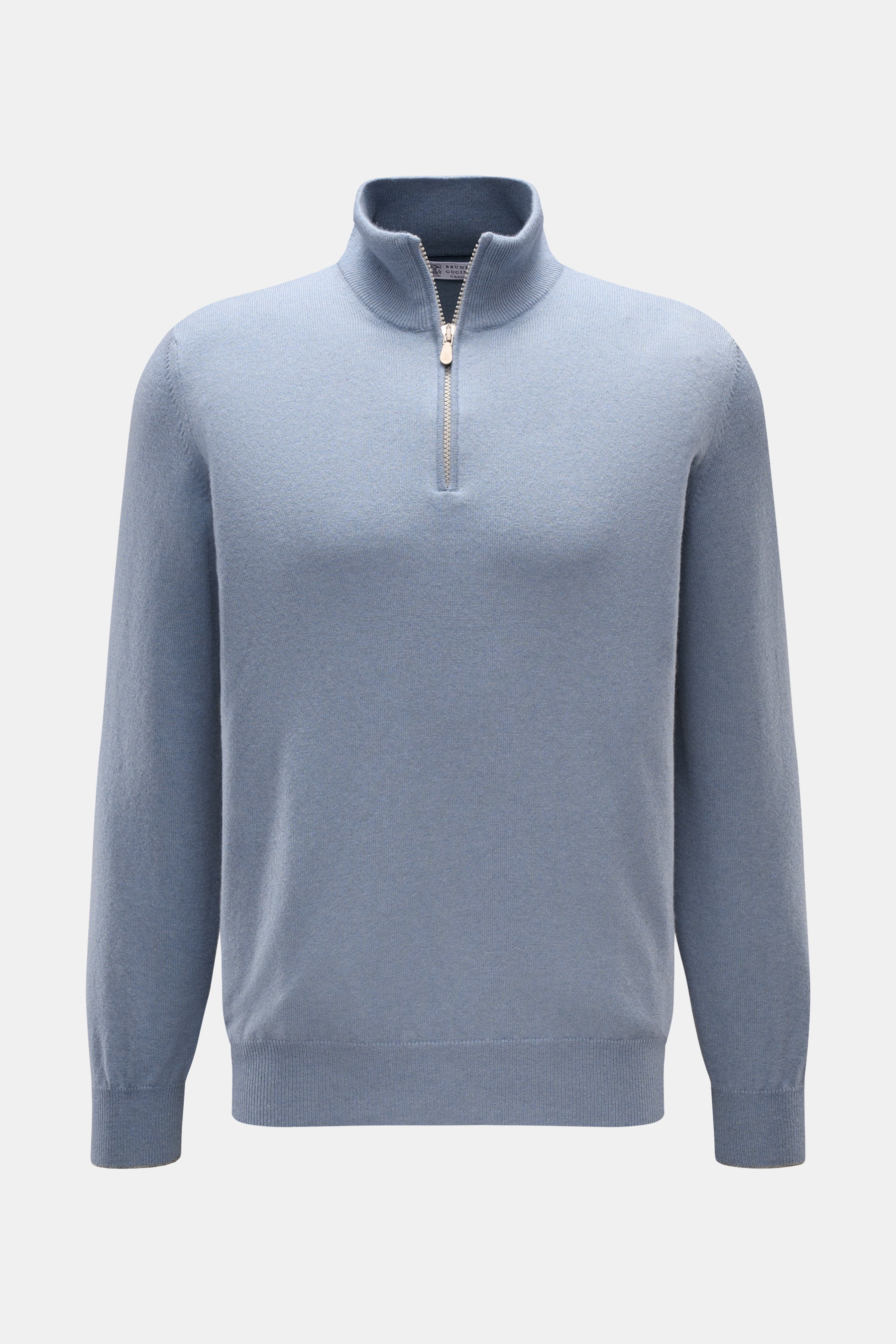 Brustansicht des rauchblauen Brunello Cucinelli Cashmere Troyers mit Troyer-Kragen, Reißverschluss, feinem Strickbild, Regular Fit und flexiblen Rippbündchen.