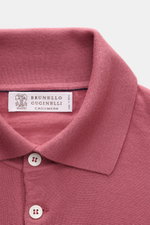Brunello Cucinelli Strickpolo altrosa, Detailansicht von oben mit klassischem Polokragen, Drei-Knopf-Leiste, aus Schurwolle und Cashmere, sehr feines Strickbild.