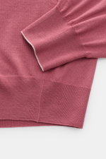 Brunello Cucinelli Strickpolo altrosa, Detailaufnahme von Ärmel und Saum, feines Strickbild aus Schurwolle und Cashmere, Regular Fit.
