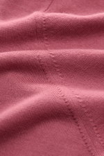 Brunello Cucinelli Strickpolo altrosa in Nahaufnahme von schräg oben, feines Strickbild aus Schurwolle und Cashmere, weicher Griff, Regular Fit, Polokragen, drei Knöpfe.