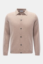 Front view of von Braun Cashmere knit shirt beige, a slim fit, fine knit shirt with classic collar and button placket.

<p>Luxurious winter essential: This VON BRAUN knit shirt in the finest Mongolian cashmere has a timeless design that offers versatility