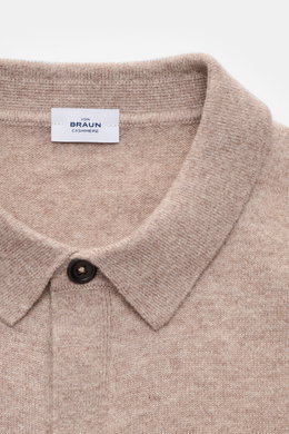 Close-up front view of the von Braun Cashmere knit shirt beige showing the fine knit, slim fit collar, and smooth button placket.

<p>Luxurious winter essential: This VON BRAUN knit shirt in the finest Mongolian cashmere has a timeless design that offers 