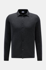 Front view of von Braun Cashmere knit shirt dark grey mottled, slim fit with classic collar and button placket in fine Mongolian cashmere.

<p>Luxurious winter essential: This VON BRAUN knit shirt in the finest Mongolian cashmere has a timeless design t