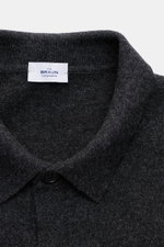 Close-up front view of von Braun Cashmere knit shirt dark grey mottled with classic turn-down collar and smooth button placket.

<p>Luxurious winter essential: This VON BRAUN knit shirt in the finest Mongolian cashmere has a timeless design that offers 