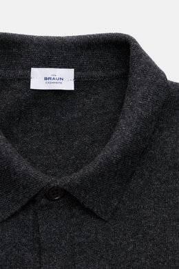 Close-up front view of von Braun Cashmere knit shirt dark grey mottled with classic turn-down collar and smooth button placket.

<p>Luxurious winter essential: This VON BRAUN knit shirt in the finest Mongolian cashmere has a timeless design that offers 