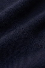 Alt tag (125 characters max):
Close-up, detailed macro view of navy fabric texture of von Braun Cashmere knit shirt navy, showcasing fine knit and softness.

Description:
<p>Luxurious winter essential: This VON BRAUN knit shirt in the finest Mongolian cas