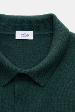 Close-up top view of von Braun Cashmere knit shirt dark green, showcasing the classic turn-down collar and fine knit texture.

<p>Luxurious winter essential: This VON BRAUN knit shirt in the finest Mongolian cashmere has a timeless design that offers vers