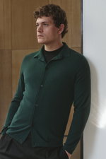 Side view of a man wearing a slim fit von Braun Cashmere knit shirt dark green with classic collar and button placket.

<p>Luxurious winter essential: This VON BRAUN knit shirt in the finest Mongolian cashmere has a timeless design that offers versatility