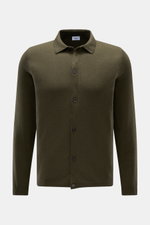 Front view of von Braun Cashmere knit shirt dark olive, slim fit with classic collar, button placket, and ribbed bands.

<p>Luxurious winter essential: This VON BRAUN knit shirt in the finest Mongolian cashmere has a timeless design that offers versatil