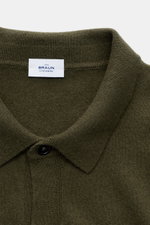 Close-up front view of von Braun Cashmere knit shirt dark olive with classic turn-down collar and smooth button placket.

<p>Luxurious winter essential: This VON BRAUN knit shirt in the finest Mongolian cashmere has a timeless design that offers versati