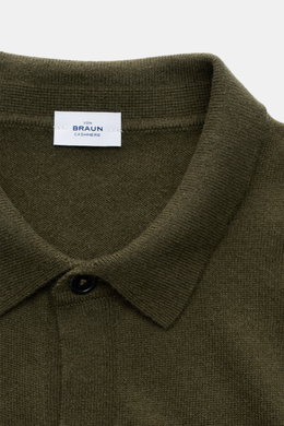 Close-up front view of von Braun Cashmere knit shirt dark olive with classic turn-down collar and smooth button placket.

<p>Luxurious winter essential: This VON BRAUN knit shirt in the finest Mongolian cashmere has a timeless design that offers versati