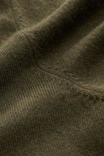 Close-up view of the soft, fine knit fabric of the von Braun Cashmere knit shirt dark olive, showcasing its pure Mongolian cashmere texture.

Description:  
<p>Luxurious winter essential: This VON BRAUN knit shirt in the finest Mongolian cashmere has a