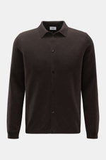 Front view of von Braun Cashmere knit shirt dark brown, a slim fit, fine knit polo with classic collar and button placket.

<p>Luxurious winter essential: This VON BRAUN knit shirt in the finest Mongolian cashmere has a timeless design that offers versati