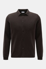 Front view of von Braun Cashmere knit shirt dark brown, a slim fit, fine knit polo with classic collar and button placket.

<p>Luxurious winter essential: This VON BRAUN knit shirt in the finest Mongolian cashmere has a timeless design that offers versati