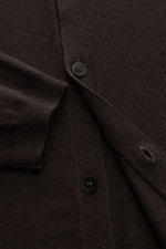 Close-up front view of the von Braun Cashmere knit shirt dark brown showing fine knit, button placket, and ribbed cuff.

<p>Luxurious winter essential: This VON BRAUN knit shirt in the finest Mongolian cashmere has a timeless design that offers versatilit