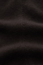 Alt tag (125 characters): Close-up front view of von Braun Cashmere knit shirt dark brown showcasing fine knit texture and soft cashmere fabric.

Description:  
<p>Luxurious winter essential: This VON BRAUN knit shirt in the finest Mongolian cashmere has 