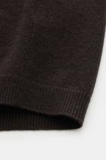Close-up side view of the von Braun Cashmere knit shirt dark brown showing fine knit and ribbed bands.

<p>Luxurious winter essential: This VON BRAUN knit shirt in the finest Mongolian cashmere has a timeless design that offers versatility for stylish loo