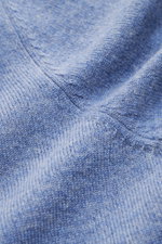 Close-up top-down view of the fine knit texture of the von Braun Cashmere knit shirt blue mottled in soft Mongolian cashmere.

<p>Luxurious winter essential: This VON BRAUN knit shirt in the finest Mongolian cashmere has a timeless design that offers vers