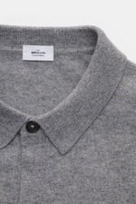 Alt tag (125 characters max): Close-up top view of von Braun Cashmere knit shirt grey melange showing collar, button, and fine soft knit texture.

<p>Luxurious winter essential: This VON BRAUN knit shirt in the finest Mongolian cashmere has a timeless des
