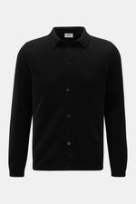 Front view of von Braun Cashmere knit shirt black, a slim fit, pure cashmere button-up with a classic collar and ribbed bands.

<p>Luxurious winter essential: This VON BRAUN knit shirt in the finest Mongolian cashmere has a timeless design that offers ver
