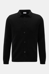 Front view of von Braun Cashmere knit shirt black, a slim fit, pure cashmere button-up with a classic collar and ribbed bands.

<p>Luxurious winter essential: This VON BRAUN knit shirt in the finest Mongolian cashmere has a timeless design that offers ver
