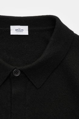 Close-up front view of von Braun Cashmere knit shirt black showing the classic turn-down collar and smooth button placket in fine knit.

Description: 
<p>Luxurious winter essential: This VON BRAUN knit shirt in the finest Mongolian cashmere has a timeless