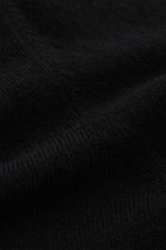 Close-up texture of the von Braun Cashmere knit shirt black, showing fine knit and soft fabric from a frontal perspective.

<p>Luxurious winter essential: This VON BRAUN knit shirt in the finest Mongolian cashmere has a timeless design that offers versati