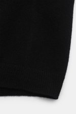 Close-up of the fine knit hem detail of the von Braun Cashmere knit shirt black, photographed from a top-down perspective.

<p>Luxurious winter essential: This VON BRAUN knit shirt in the finest Mongolian cashmere has a timeless design that offers versati