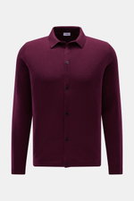 Front view of the von Braun Cashmere knit shirt burgundy, a slim fit, fine knit button-up with a classic turn-down collar.

Description: 
<p>Luxurious winter essential: This VON BRAUN knit shirt in the finest Mongolian cashmere has a timeless design that 