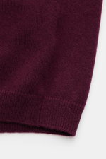 Close-up front view of the von Braun Cashmere knit shirt burgundy showing fine knit and ribbed bands.

<p>Luxurious winter essential: This VON BRAUN knit shirt in the finest Mongolian cashmere has a timeless design that offers versatility for stylish look