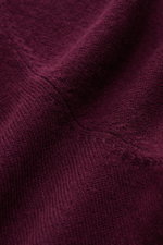Close-up top-down view of the von Braun Cashmere knit shirt burgundy showing fine knit texture and deep burgundy color.

<p>Luxurious winter essential: This VON BRAUN knit shirt in the finest Mongolian cashmere has a timeless design that offers versatilit