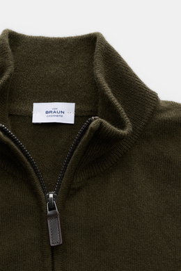 Close-up front view of the von Braun Cashmere half-zip jumper olive, showing its fine knit, slim fit, and signature zip detail. <p>This clean VON BRAUN half-zip jumper made from high-quality and exceptionally fine Mongolian cashmere combines a timeless de