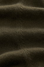 Close-up front view of the olive von Braun Cashmere half-zip jumper showing fine knit texture and ribbed fabric detail.

<p>This clean VON BRAUN half-zip jumper made from high-quality and exceptionally fine Mongolian cashmere combines a timeless design wi