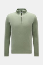 Front view of von Braun Cashmere half-zip jumper sage in soft Mongolian cashmere, fine knit, slim fit with ribbed bands and zip collar.

<p>This clean VON BRAUN half-zip jumper made from high-quality and exceptionally fine Mongolian cashmere combines a ti