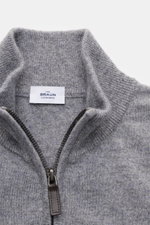 Close-up front view of von Braun Cashmere half-zip jumper grey mottled with a high collar and zipper, made of pure fine Mongolian cashmere.

<p>This clean VON BRAUN half-zip jumper made from high-quality and exceptionally fine Mongolian cashmere combines 
