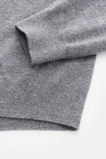 Close-up front view of von Braun Cashmere half-zip jumper grey mottled showing fine knit, flexible ribbed bands, and soft texture.

<p>This clean VON BRAUN half-zip jumper made from high-quality and exceptionally fine Mongolian cashmere combines a timeles