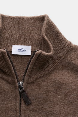 Close-up front view of the von Braun Cashmere half-zip jumper brown mottled, showing fine knit, ribbed collar, and half-zip with leather pull. <p>This clean VON BRAUN half-zip jumper made from high-quality and exceptionally fine Mongolian cashmere combine