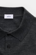 Nahaufnahme von von Braun Merino Feinstrickpolo anthrazit meliert, Slim Fit, schmaler Polokragen, glatte Drei-Knopf-Leiste, reine Merinowolle.