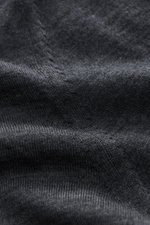 Nahaufnahme des von Braun Merino Feinstrickpolo anthrazit meliert, zeigt feines Strickbild aus reiner Merinowolle mit glattem Griff.