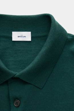 Nahaufnahme des von Braun Merino Feinstrickpolo dunkelgrün von oben, Slim Fit aus reiner Merinowolle, feines Strickbild, schmaler Polokragen, Drei-Knopf-Leiste, Rippbündchen.