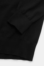 Close-up side view of von Braun Merino fine knit polo black sleeve and hem showing fine knit texture and ribbed bands.

<p>Pure Merino wool in a comfortable fine knit makes this knit polo knit polo from the brand VON BRAUN a luxurious essential in a parti