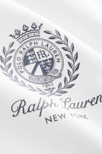 Nahaufnahme des Logo-Prints auf dem Polo Ralph Lauren Sweatshirt weiß, fotografiert aus Frontperspektive, weicher Baumwoll-Mix.