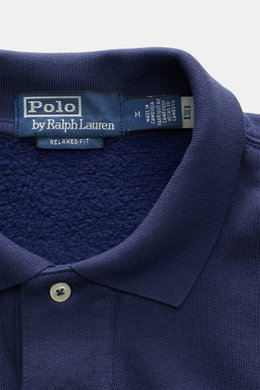 Nahaufnahme von Hals und Brustbereich des Polo Ralph Lauren Sweatshirt navy, mit klassischem Polokragen, weichem Griff und Stitching, von oben fotografiert.