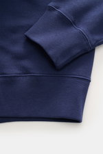 Nahaufnahme des Polo Ralph Lauren Sweatshirt navy von oben auf Ärmel und Saum, Oversized Fit mit weichem Griff, Rippbündchen.