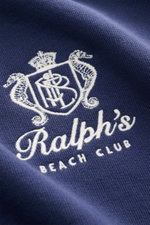 Nahaufnahme des Polo Ralph Lauren Sweatshirt navy mit weißem Stitching und klassischem Polokragen, weicher Baumwoll-Microfaser-Mix.