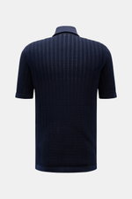 Back view of 04651/ A trip in a bag Short sleeve knit shirt narrow collar navy in textured pure cotton knit, slim fit with ribbed bands and short hem vents.

<p>Summery ease: With a casual cut and comfortable cotton, this short sleeve knit shirt by 04651/