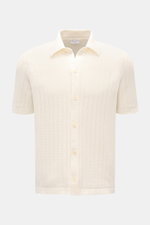 Frontansicht des cremefarbenen 04651/ A trip in a bag Kurzarm-Strickhemd schmaler Kragen creme aus Baumwoll-Strukturstrick mit glatter Knopfleiste, Rippbündchen und kurzen Saumschlitzen, slim fit für sommerliche Leichtigkeit.