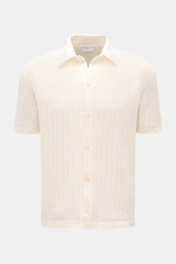 Frontansicht des cremefarbenen 04651/ A trip in a bag Kurzarm-Strickhemd schmaler Kragen creme aus Baumwoll-Strukturstrick mit glatter Knopfleiste, Rippbündchen und kurzen Saumschlitzen, slim fit für sommerliche Leichtigkeit.